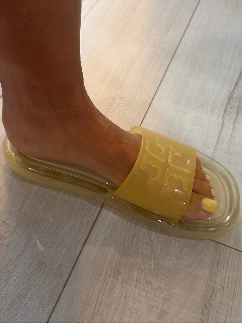 Tory Burch bubble jelly slides size 9B in clear!